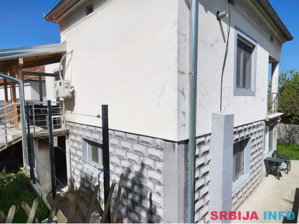 Sredjena kuca 200m2 sa visokim zidovima i potpuno privatnoscu-4km od Soko B