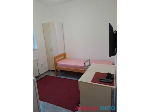 Zemun, Nova Galenika, izdajem sobu za zaposlenu osobu, 