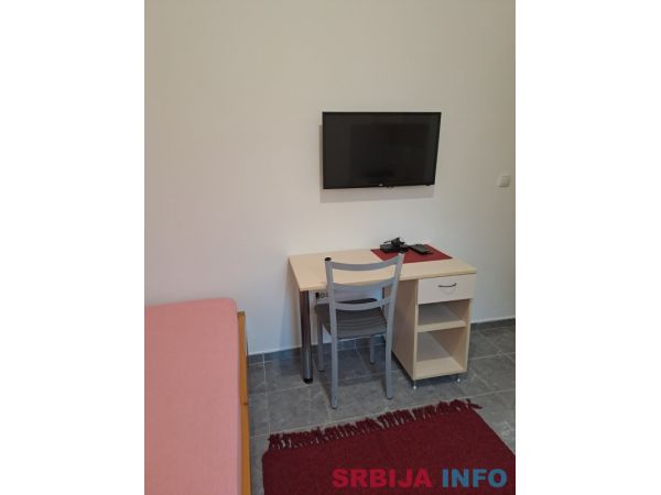 Zemun, Nova Galenika, izdajem sobu za zaposlenu osobu, 