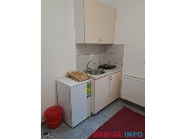 Zemun, Nova Galenika, izdajem sobu za zaposlenu osobu, 