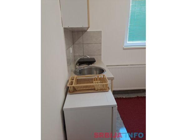 Zemun, Nova Galenika, izdajem sobu za zaposlenu osobu, 