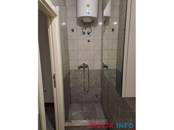 Zemun, Nova Galenika, izdajem sobu za zaposlenu osobu, 