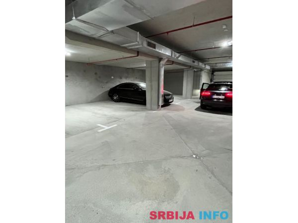 Izdajem garazno parking mesto nova zgrada dunavska 24-26