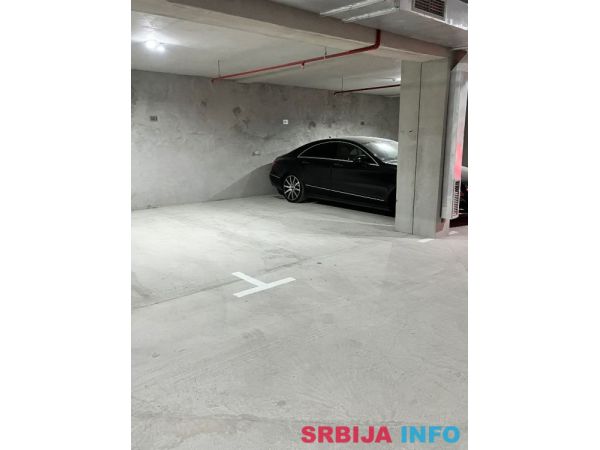 Izdajem garazno parking mesto nova zgrada dunavska 24-26