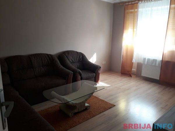 Izdajem namesten stan u centru grada