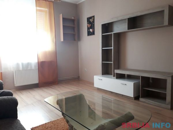 Izdajem namesten stan u centru grada