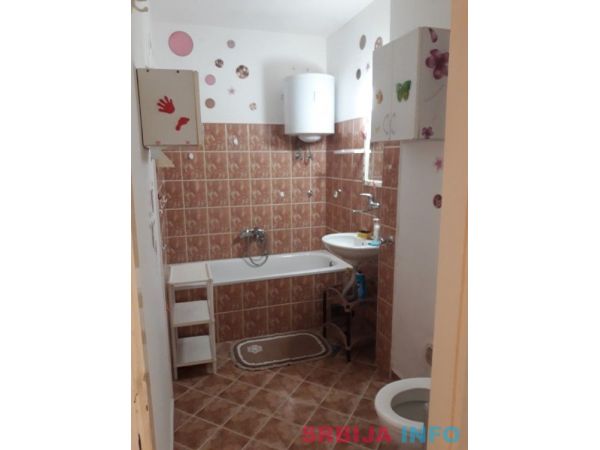 Izdajem namesten stan u centru grada