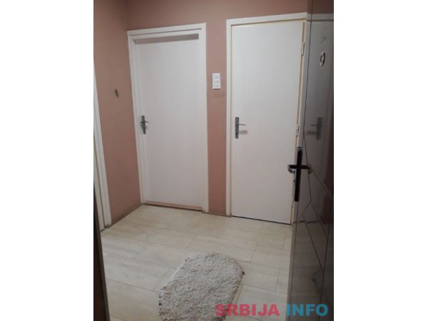 Izdajem namesten stan u centru grada