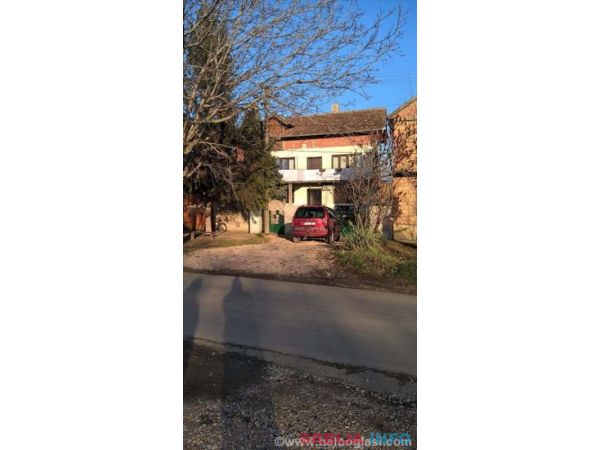 Prodajem 3 stana u sklopu kuce