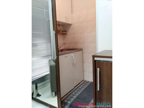 Izdaje se lokal 25m2,u atrijumu zgrade kod Arene