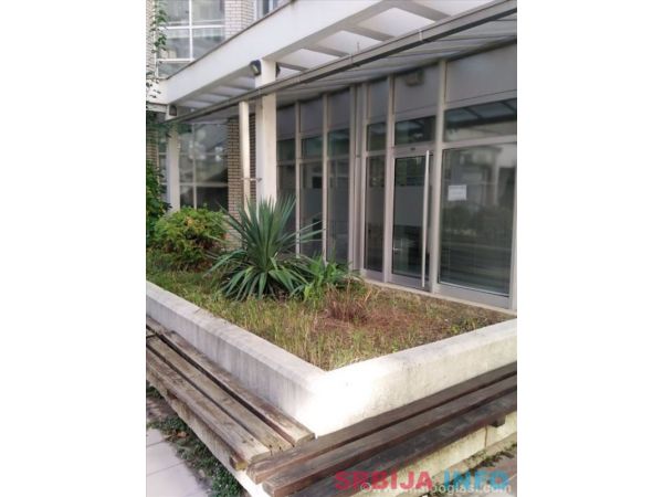 Izdaje se lokal 25m2,u atrijumu zgrade kod Arene