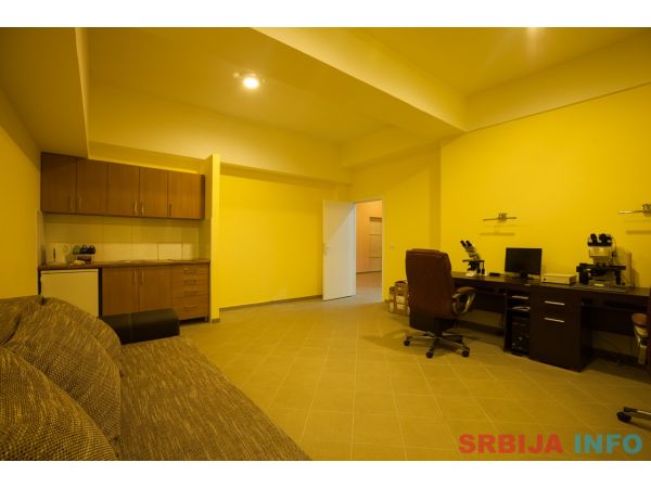 Multifunkcionalan poslovni prostor sa parkingom