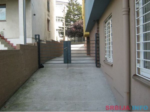 Multifunkcionalan poslovni prostor sa parkingom