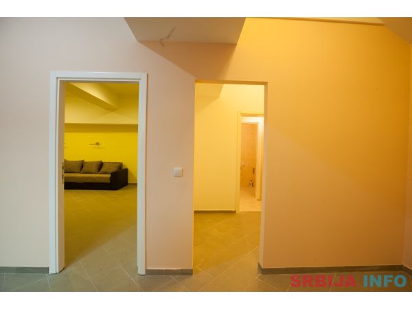 Multifunkcionalan poslovni prostor sa parkingom