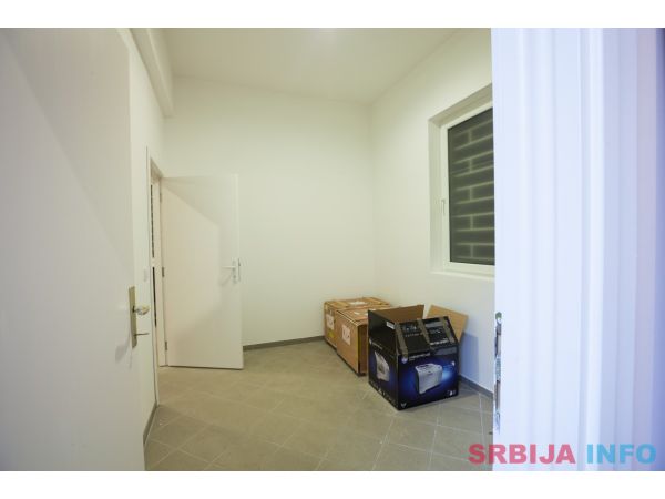 Multifunkcionalan poslovni prostor sa parkingom