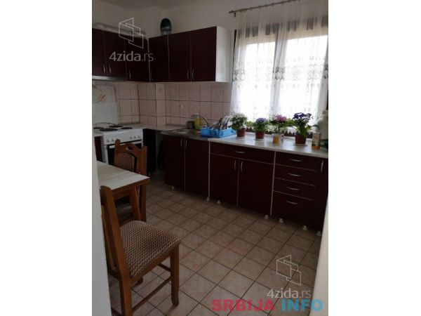Prodajem kucu u Starim Banovcima