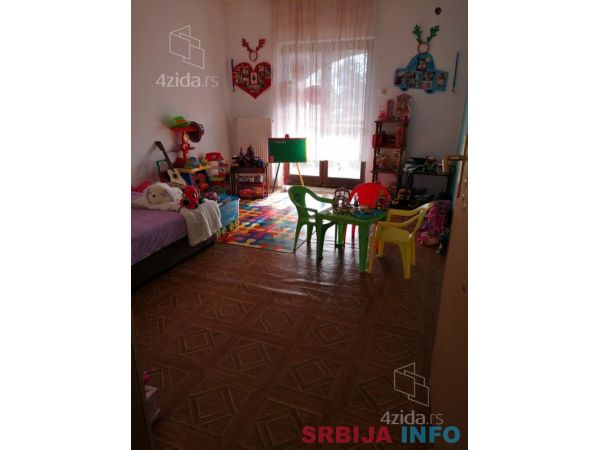 Prodajem kucu u Starim Banovcima