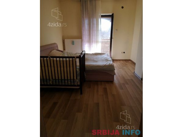 Prodajem kucu u Starim Banovcima