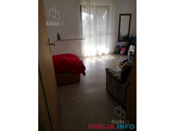 Prodajem kucu u Starim Banovcima