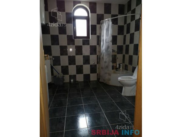 Prodajem kucu u Starim Banovcima