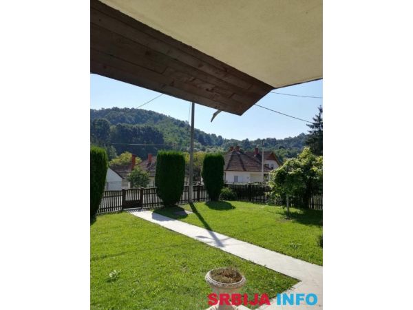 Porodicna kuca 200m2+6ari placa