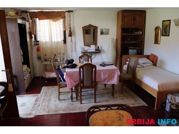 Porodicna kuca 200m2+6ari placa