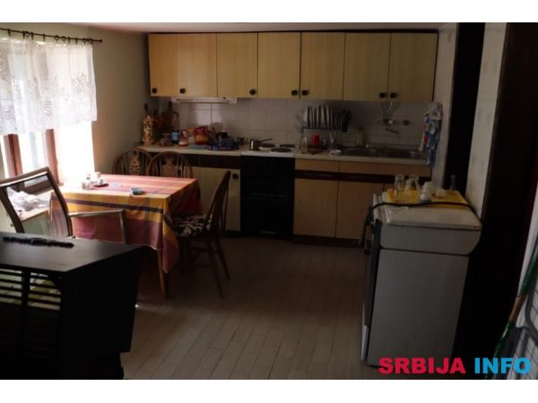 Porodicna kuca 200m2+6ari placa