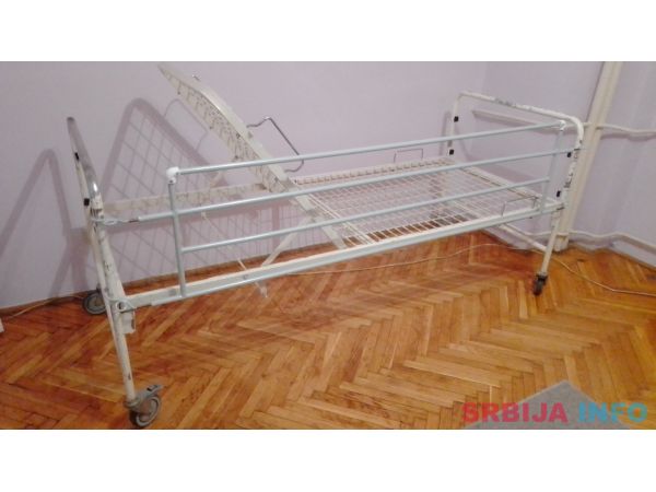 Medicinski krevet sa dodatnom ogradom