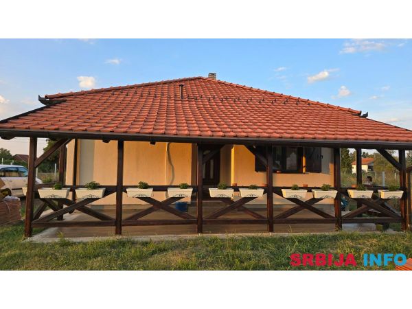 Luksuzna kuca u ekskluzivnoj vikend zoni-Cortanovci