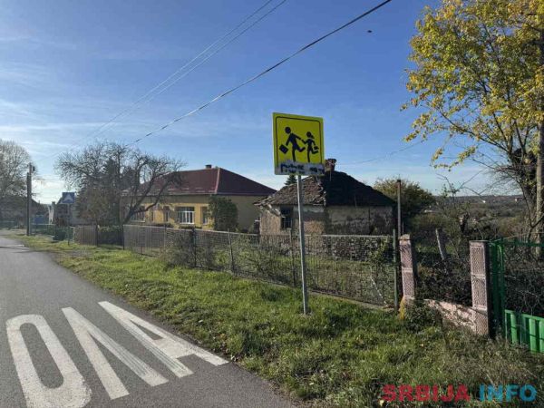 Prodajem plac sa kućom pored &scaron;kole, Glumčevo Brdo, Barajevo 