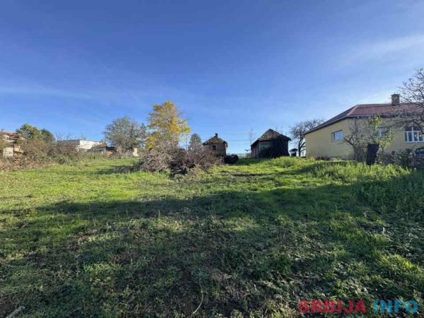 Prodajem plac sa kućom pored &scaron;kole, Glumčevo Brdo, Barajevo 