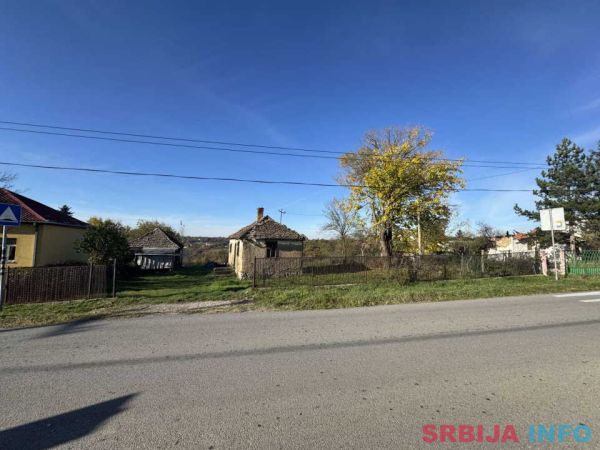 Prodajem plac sa kućom pored &scaron;kole, Glumčevo Brdo, Barajevo 