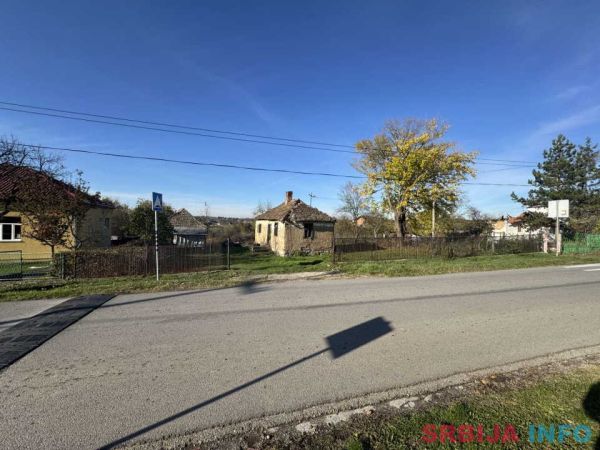 Prodajem plac sa kućom pored &scaron;kole, Glumčevo Brdo, Barajevo 