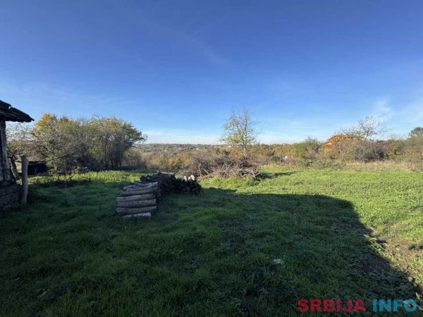 Prodajem plac sa kućom pored &scaron;kole, Glumčevo Brdo, Barajevo 