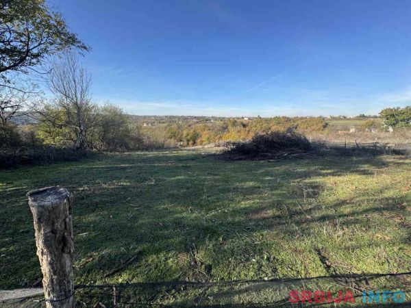 Prodajem plac sa kućom pored &scaron;kole, Glumčevo Brdo, Barajevo 