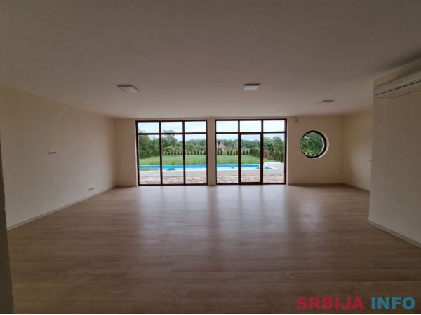 Moderna vila sa bazenom na Palicu