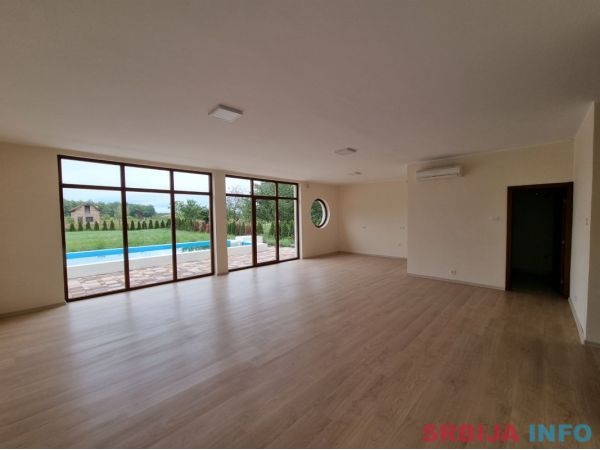 Moderna vila sa bazenom na Palicu