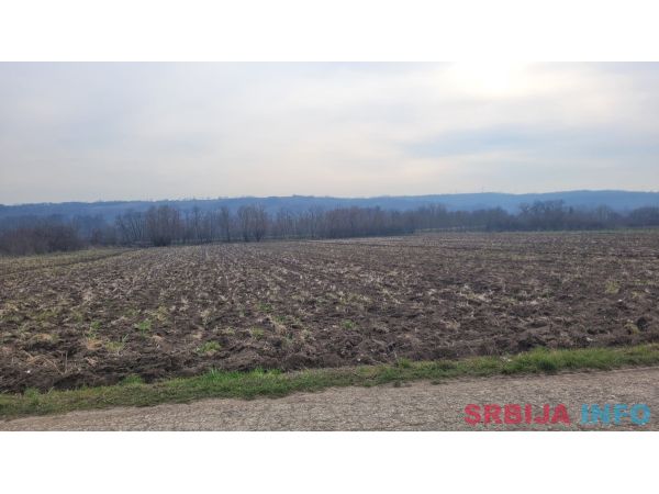 Parcela 1.8hektara (visokonaponska struja) ravna
