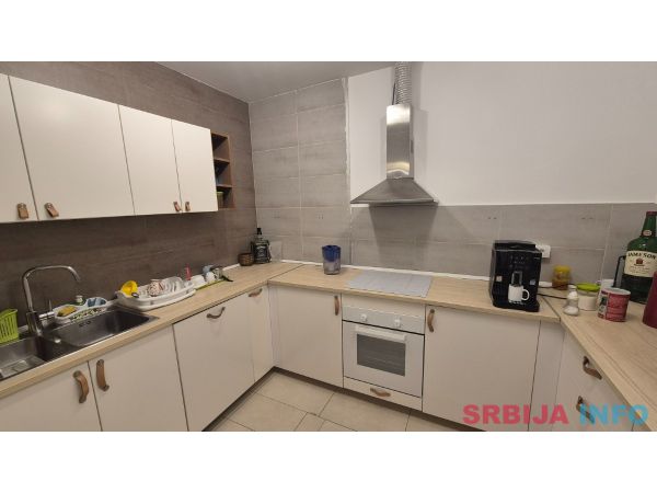 Poslovna zgrada na prodaju Novi Sad-Telep