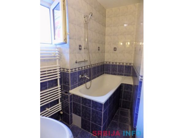 Centar-Ekonomski fakultet, LUX namesten, moderan