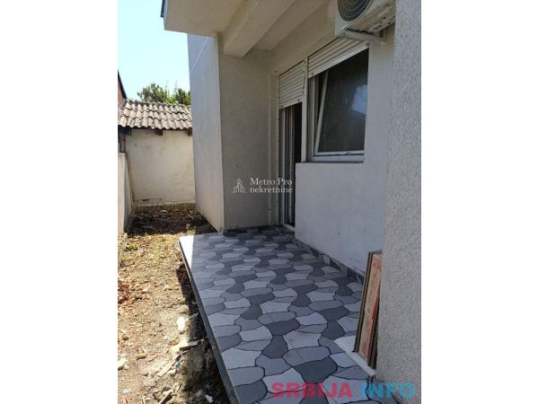 Borča, JNA &ndash; 2,5s stan 49m&sup2; + dvori&scaron;te 30m&sup2;, prizemlje, novogradnja