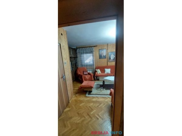 Kuća u mirnom delu naselja Tre&scaron;nja