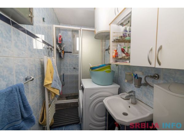Prodaja stana na Karaburmi 62m2
