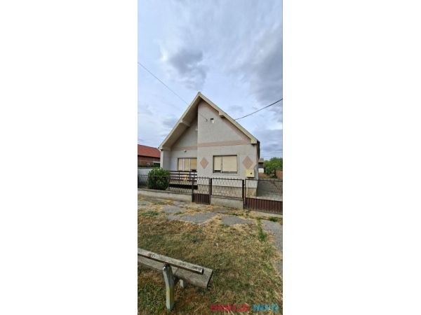Prodajem kucu u centru Jarkovca