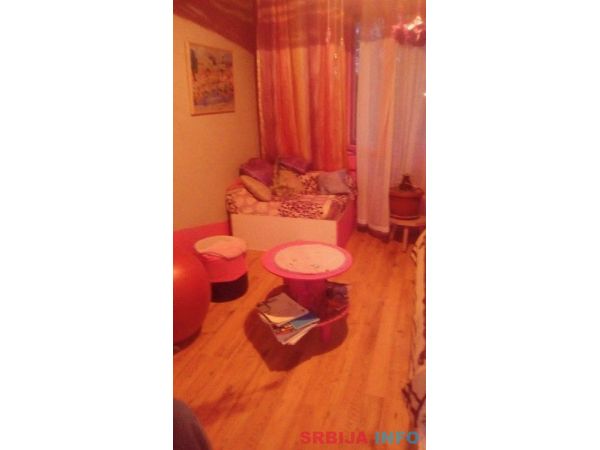 Izdajem sobu za ucenice