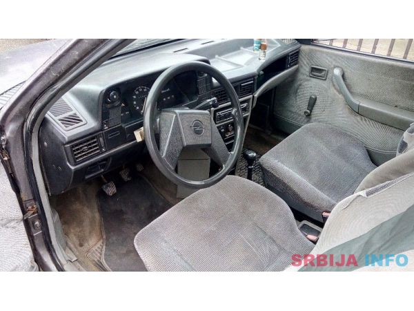 HITNO PRODAJEM AUTO 500&euro;