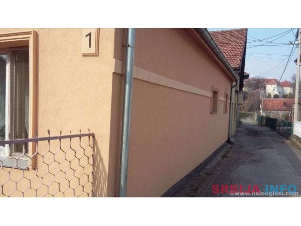 Na prodaju 3,5 ara placa sa kucom i gara