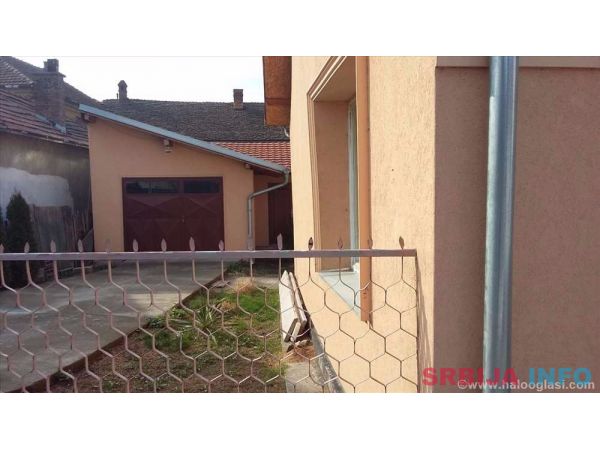Na prodaju 3,5 ara placa sa kucom i gara