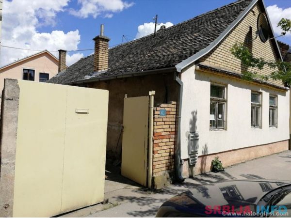 Prodajem novu i staru kucu sa placem u Pancevu