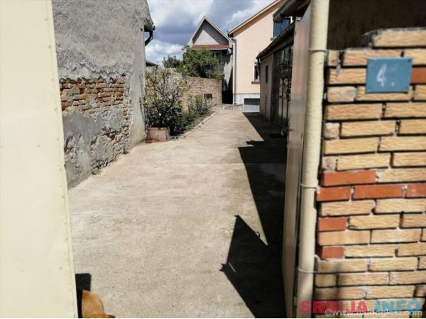 Prodajem novu i staru kucu sa placem u Pancevu